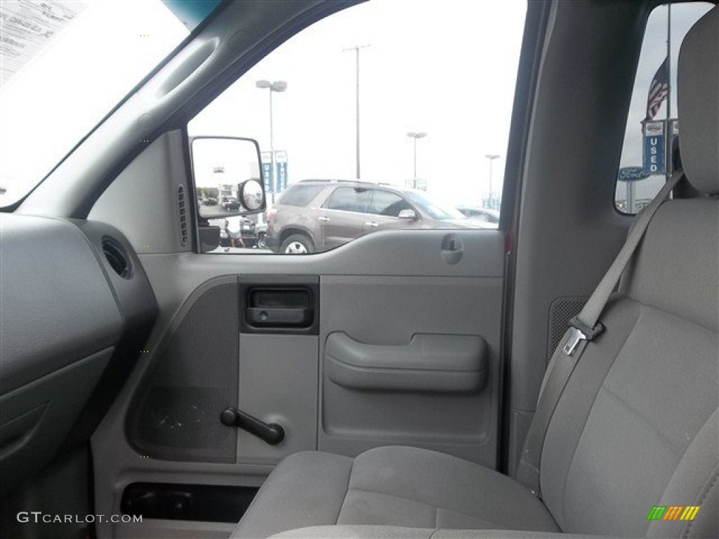 2006 F150 XL Regular Cab - Bright Red / Medium Flint photo #13