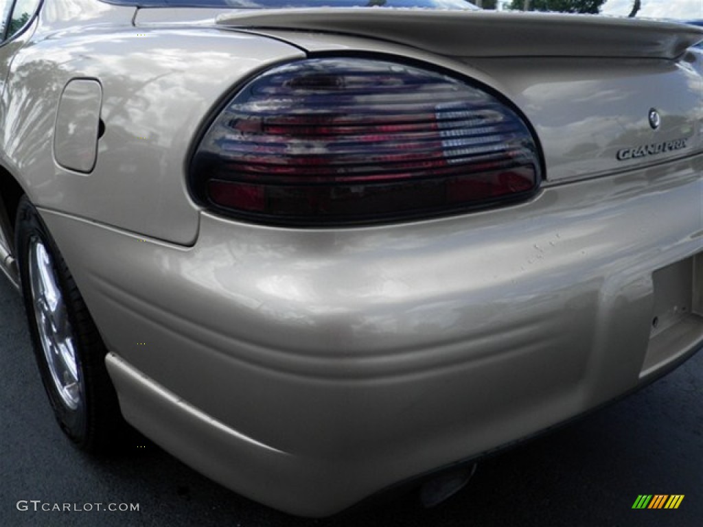 2003 Grand Prix GTP Sedan - Champagne Beige Metallic / Dark Taupe photo #10
