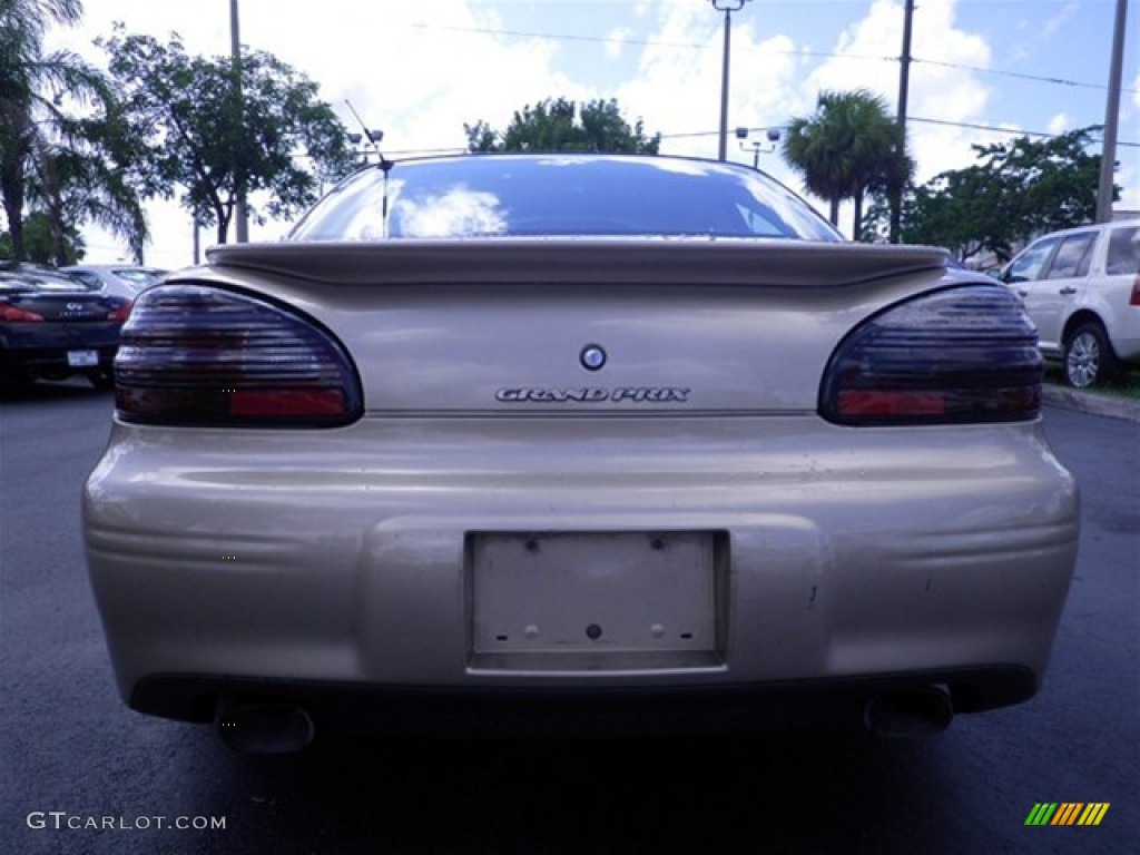 2003 Grand Prix GTP Sedan - Champagne Beige Metallic / Dark Taupe photo #12