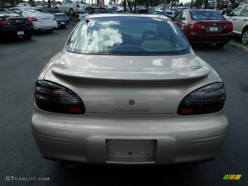 2003 Grand Prix GTP Sedan - Champagne Beige Metallic / Dark Taupe photo #13