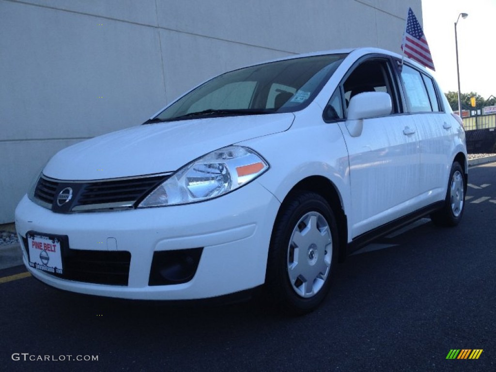 2009 Versa 1.8 S Hatchback - Fresh Powder / Charcoal photo #1