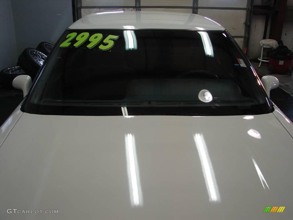 1993 Eighty-Eight Royale - Bright White / Gray photo #8