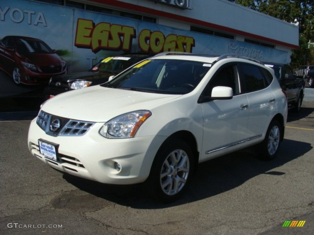 2011 Rogue SL AWD - Pearl White / Black photo #3