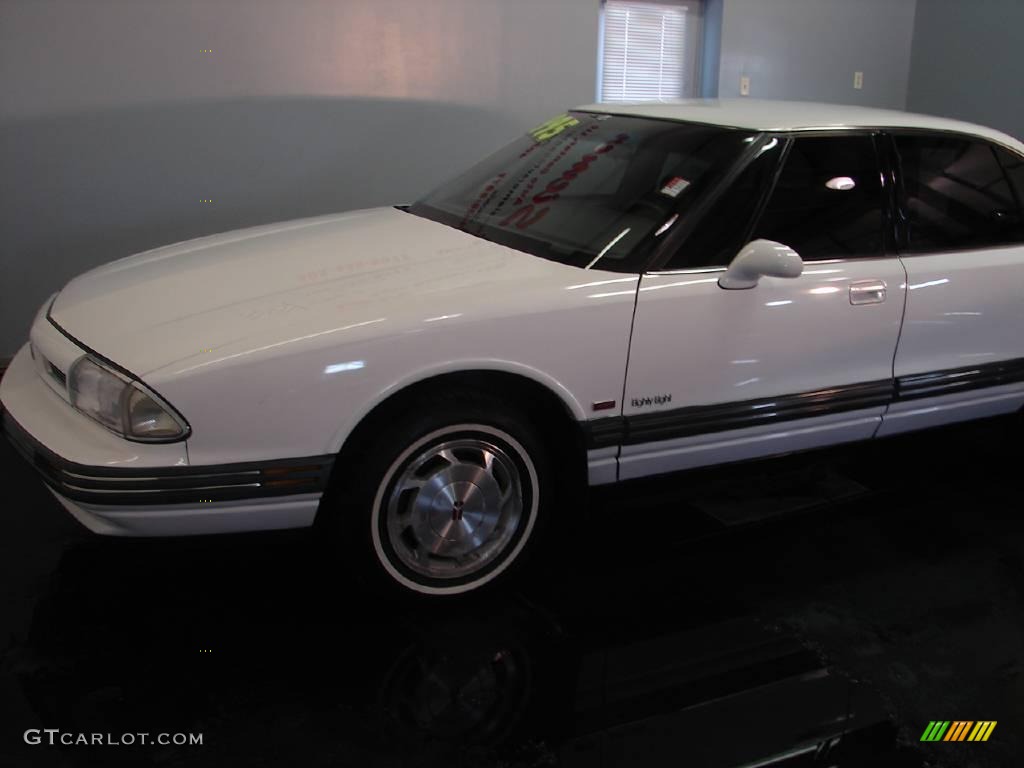 1993 Eighty-Eight Royale - Bright White / Gray photo #21