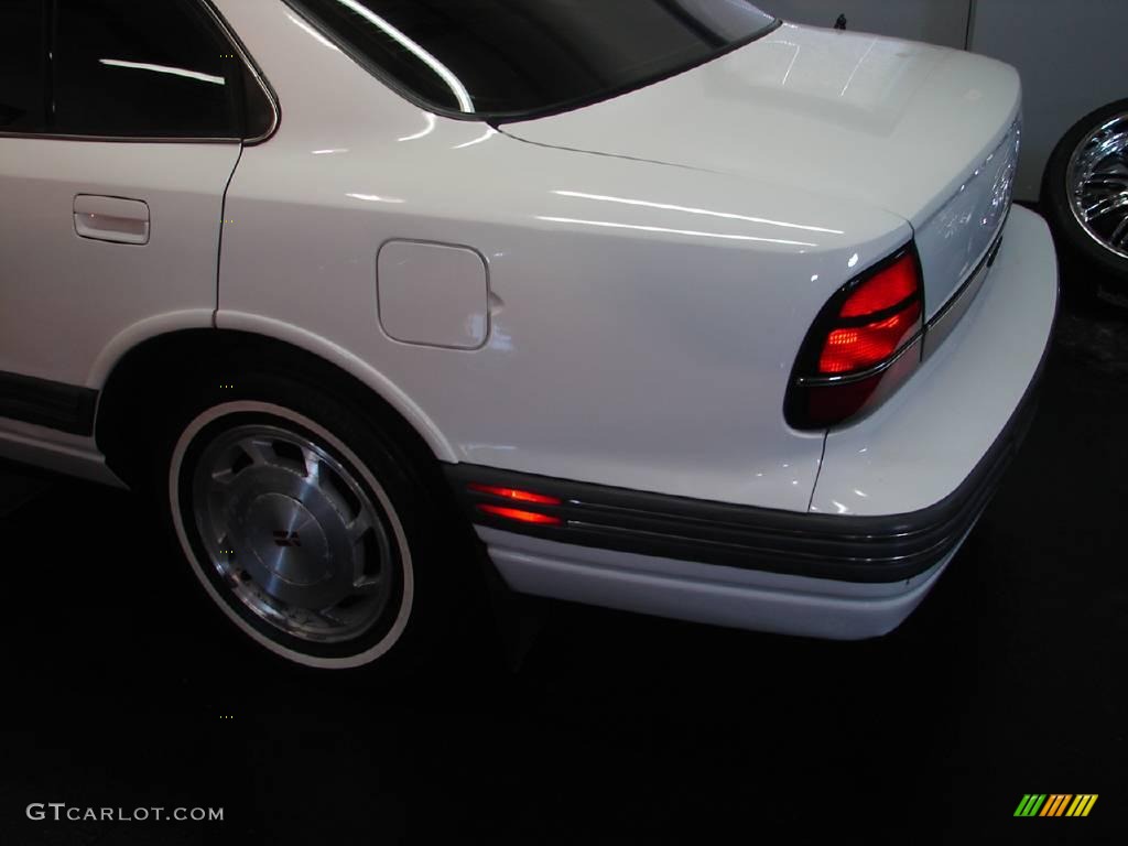 1993 Eighty-Eight Royale - Bright White / Gray photo #23
