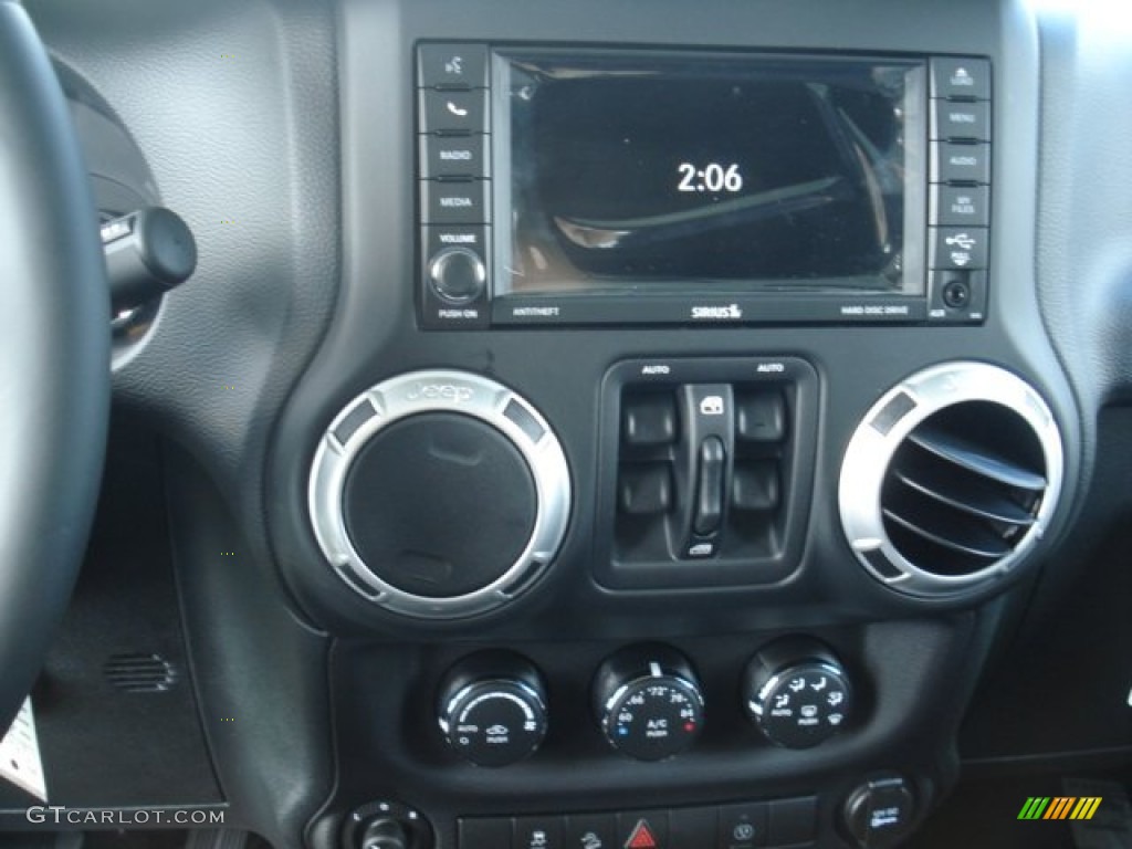 2013 Wrangler Unlimited Sahara 4x4 - Gecko Green Pearl / Black photo #15