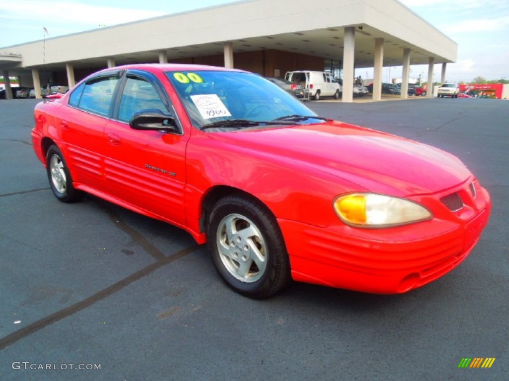 2000 Grand Am SE Sedan - Bright Red / Dark Taupe photo #1
