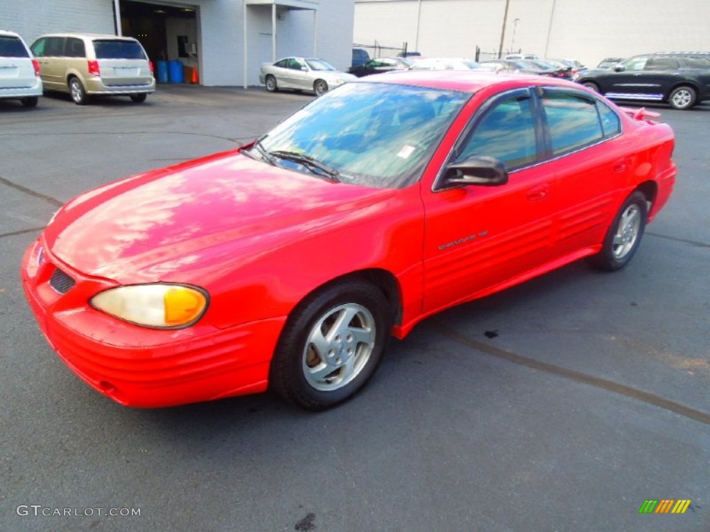 2000 Grand Am SE Sedan - Bright Red / Dark Taupe photo #2