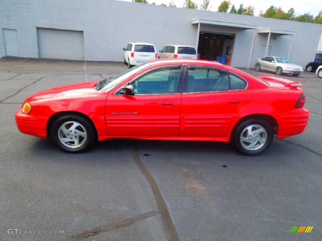 2000 Grand Am SE Sedan - Bright Red / Dark Taupe photo #3