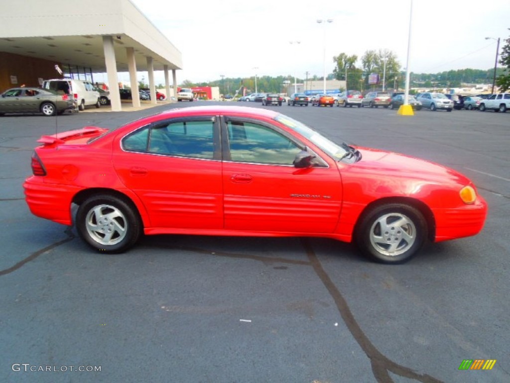 2000 Grand Am SE Sedan - Bright Red / Dark Taupe photo #4