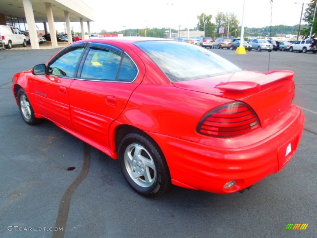 2000 Grand Am SE Sedan - Bright Red / Dark Taupe photo #5