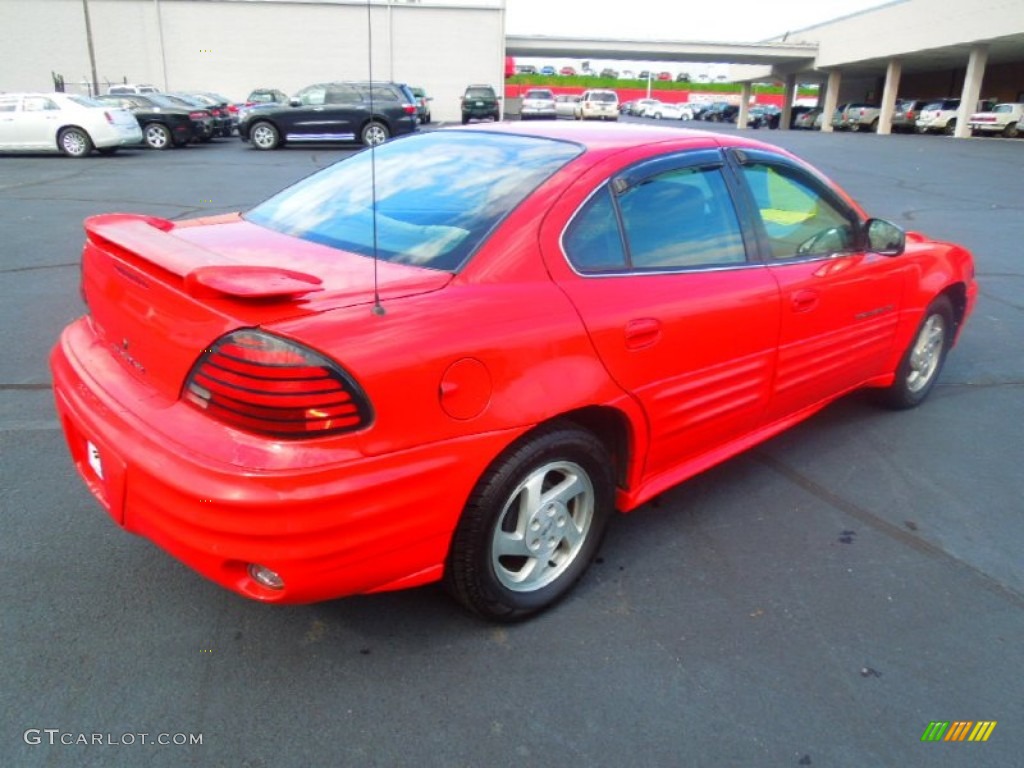 2000 Grand Am SE Sedan - Bright Red / Dark Taupe photo #6