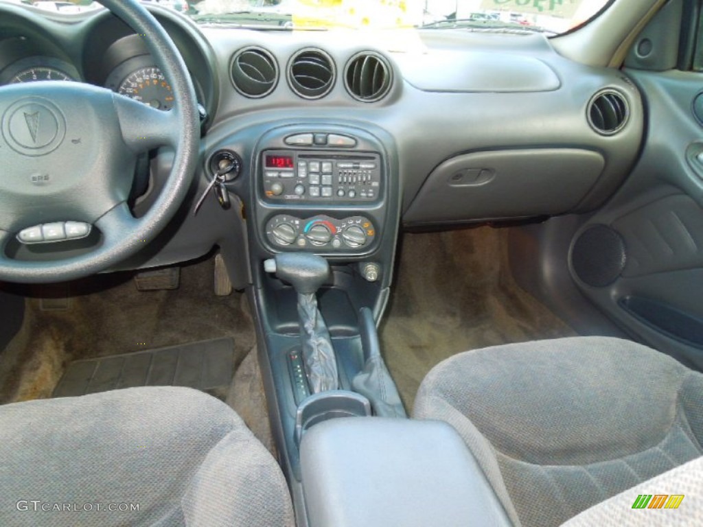 2000 Grand Am SE Sedan - Bright Red / Dark Taupe photo #17