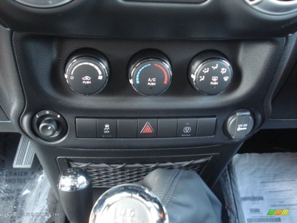 2013 Jeep Wrangler Rubicon 4x4 Controls Photo #71812158