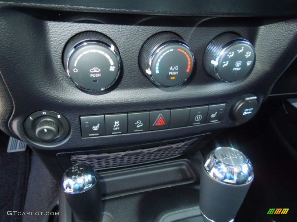 2013 Jeep Wrangler Unlimited Rubicon 4x4 Controls Photo #71813472