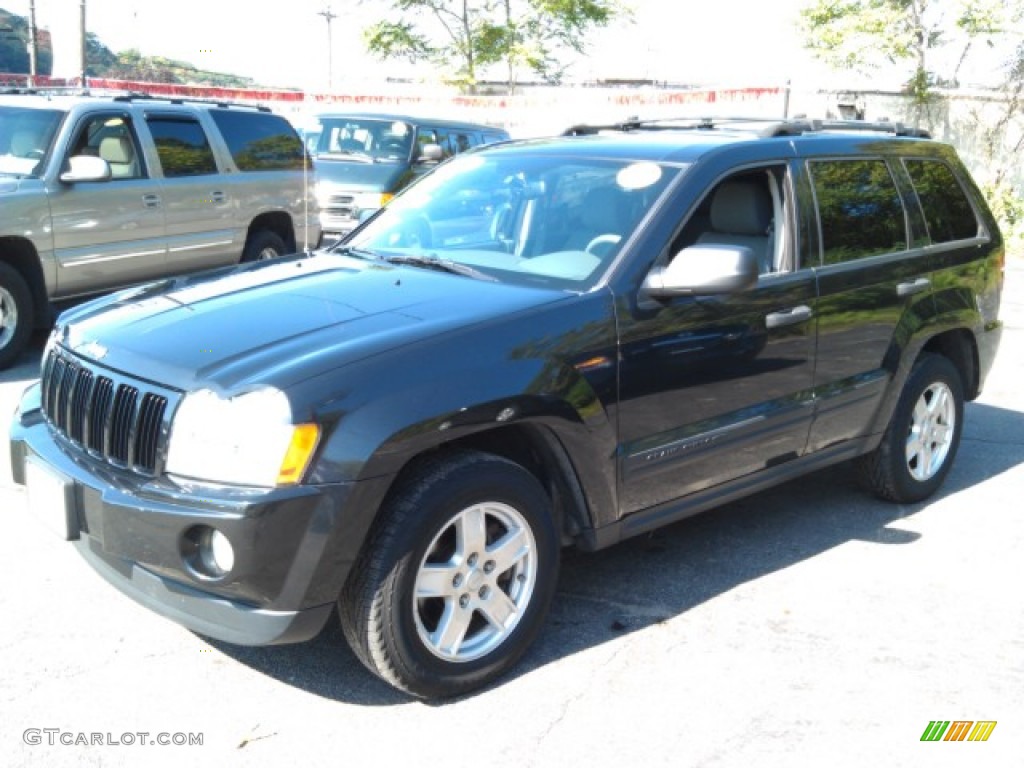 2005 Grand Cherokee Laredo 4x4 - Black / Medium Slate Gray photo #1