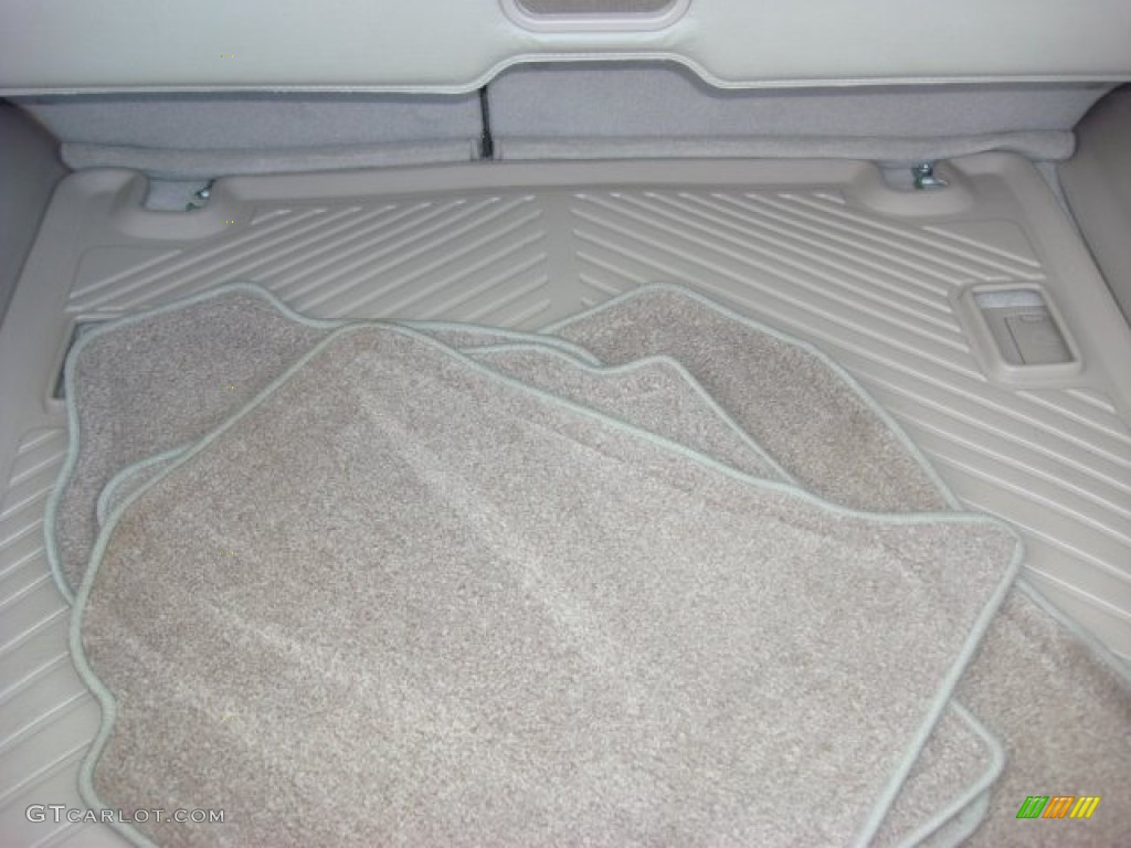 2002 Isuzu Rodeo LS Trunk Photos