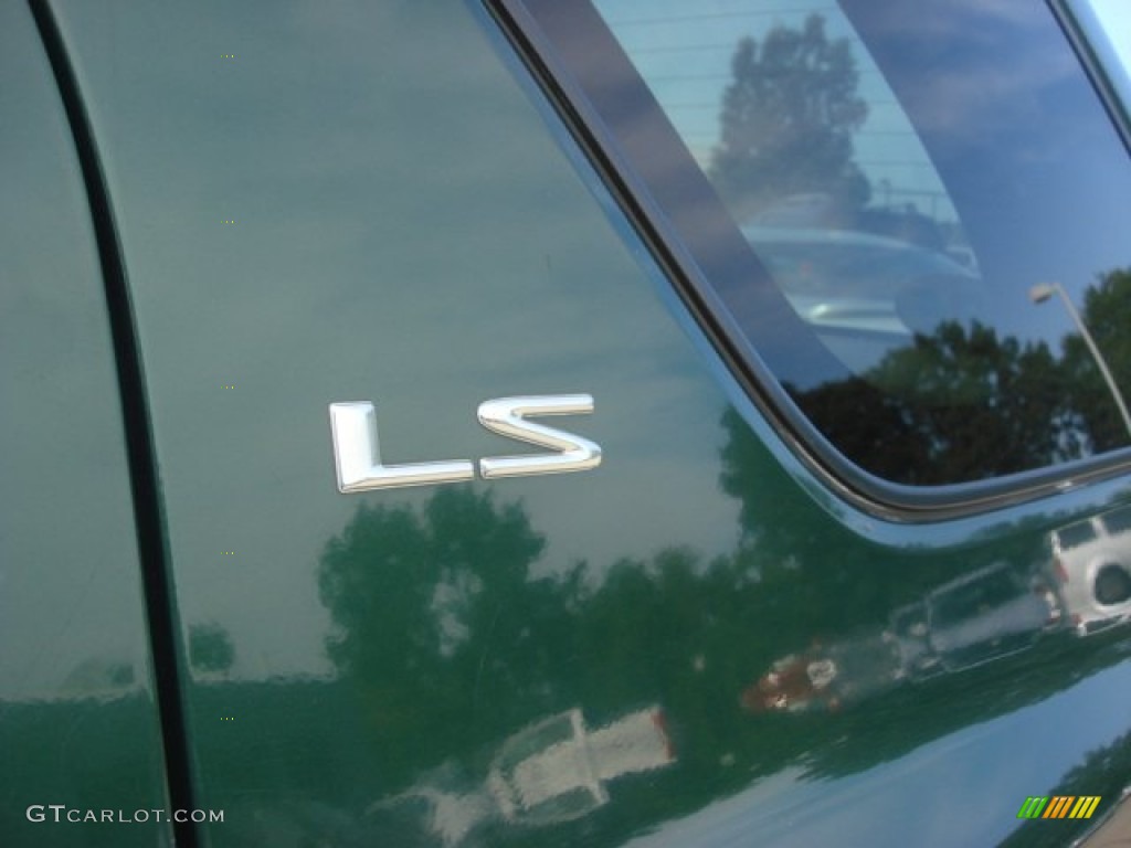 2002 Isuzu Rodeo LS Marks and Logos Photos
