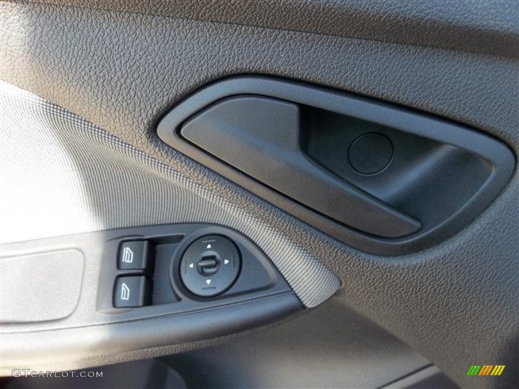 2013 Focus S Sedan - Ingot Silver / Charcoal Black photo #67