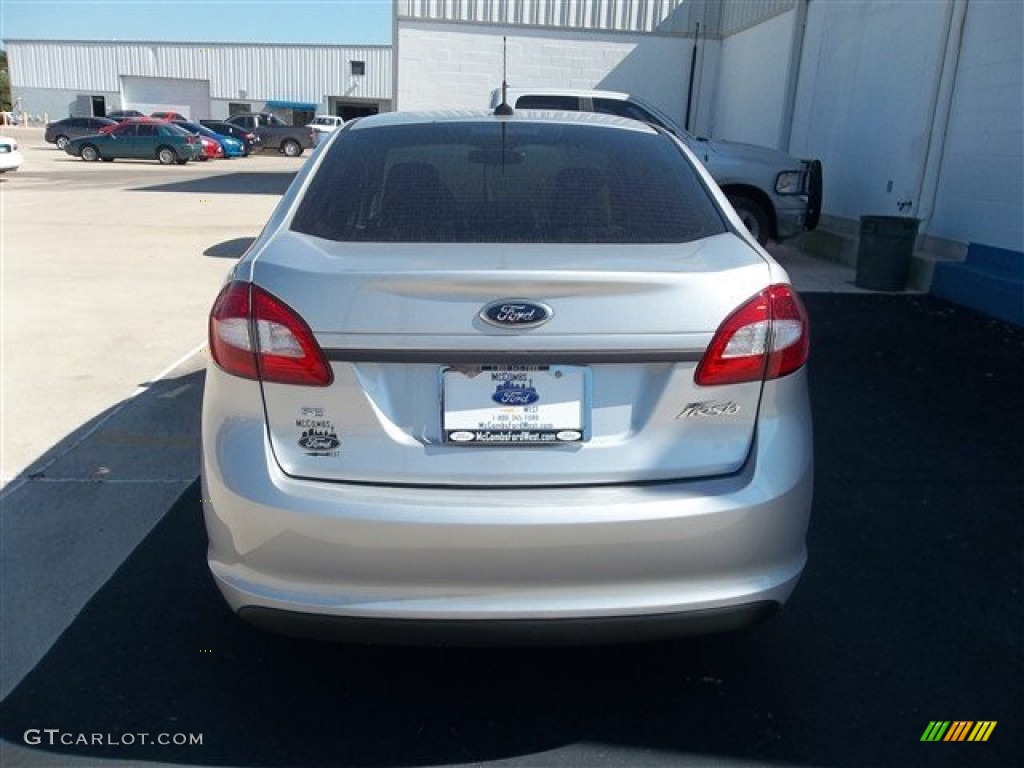 2013 Fiesta SE Sedan - Ingot Silver / Charcoal Black/Light Stone photo #4