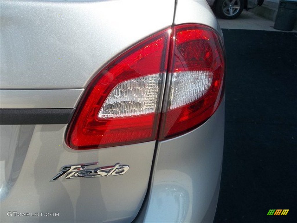 2013 Fiesta SE Sedan - Ingot Silver / Charcoal Black/Light Stone photo #7