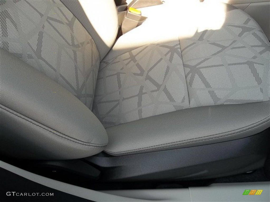 2013 Fiesta SE Sedan - Ingot Silver / Charcoal Black/Light Stone photo #31