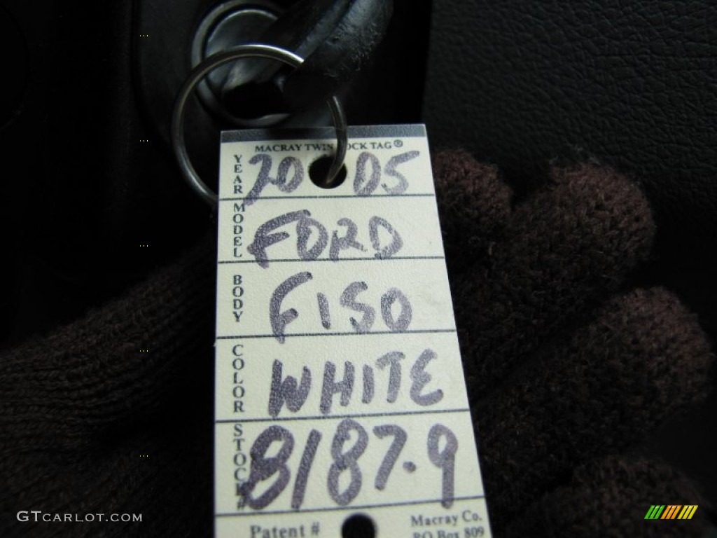 2005 F150 XL Regular Cab 4x4 - Oxford White / Medium Flint Grey photo #21