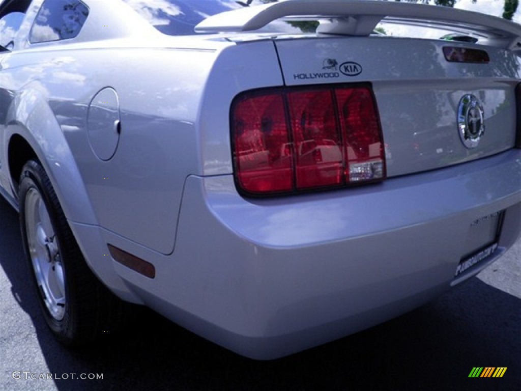 2006 Mustang V6 Premium Coupe - Satin Silver Metallic / Dark Charcoal photo #12