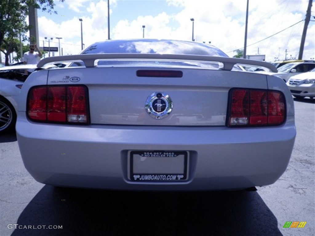 2006 Mustang V6 Premium Coupe - Satin Silver Metallic / Dark Charcoal photo #14