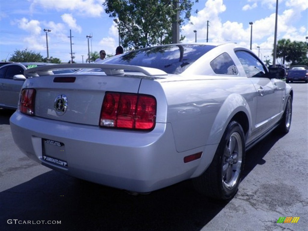 2006 Mustang V6 Premium Coupe - Satin Silver Metallic / Dark Charcoal photo #18