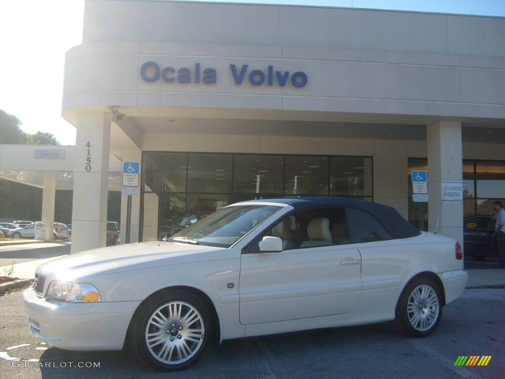 White Volvo C70