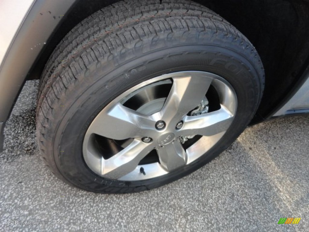 2013 Grand Cherokee Overland 4x4 - Bright Silver Metallic / Black/Light Frost Beige photo #2