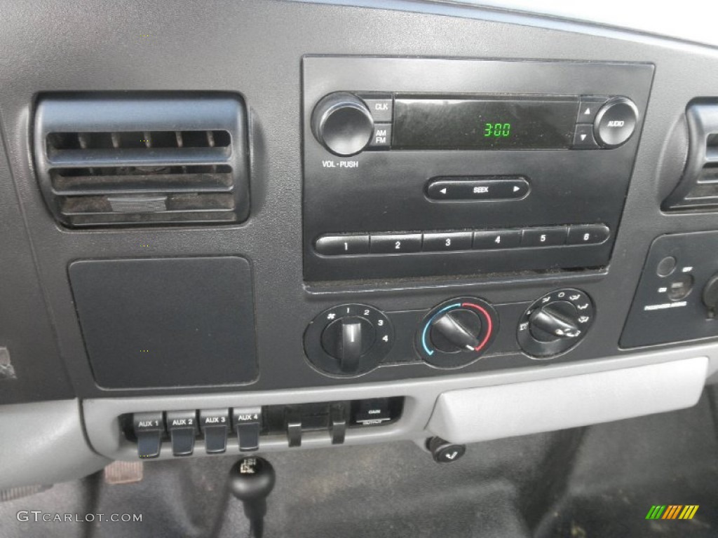 2005 Ford F250 Super Duty XL Regular Cab 4x4 Controls Photo #71908805