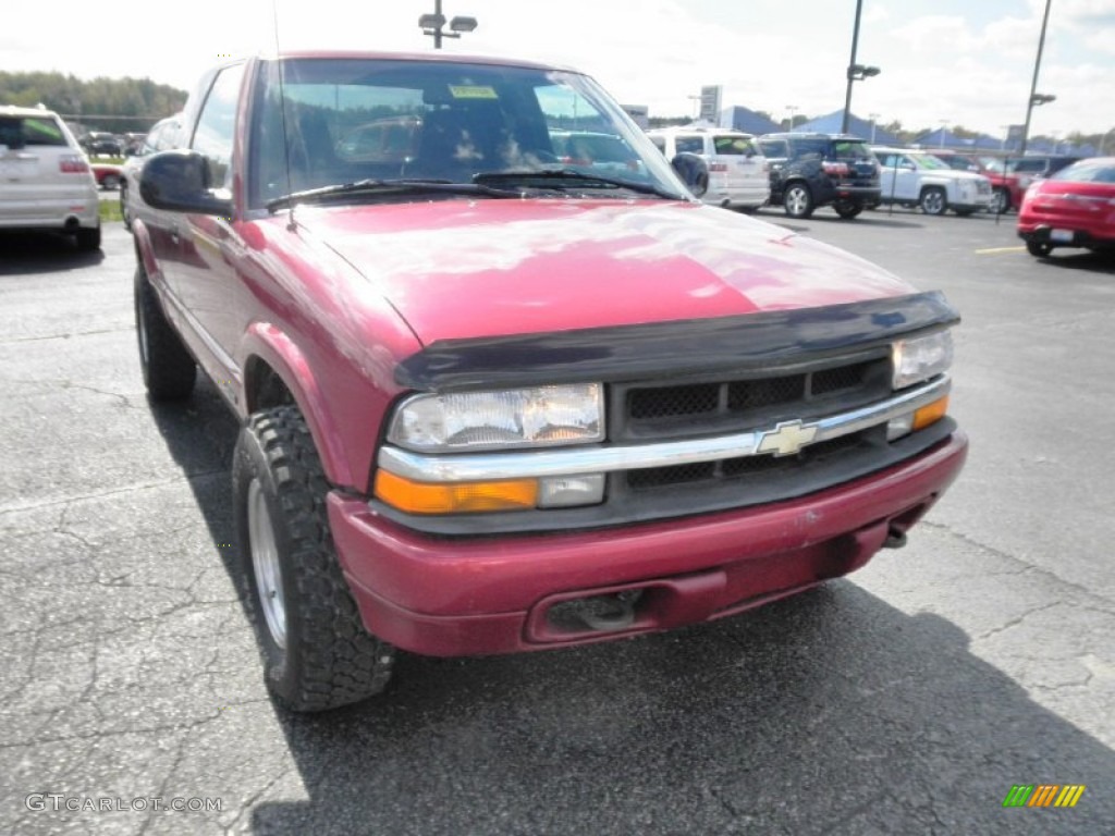1998 S10 LS Extended Cab 4x4 - Medium Red Metallic / Graphite photo #2