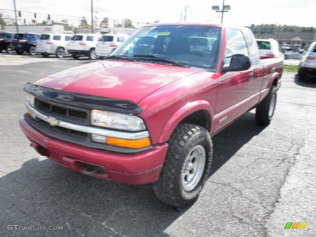 1998 S10 LS Extended Cab 4x4 - Medium Red Metallic / Graphite photo #3