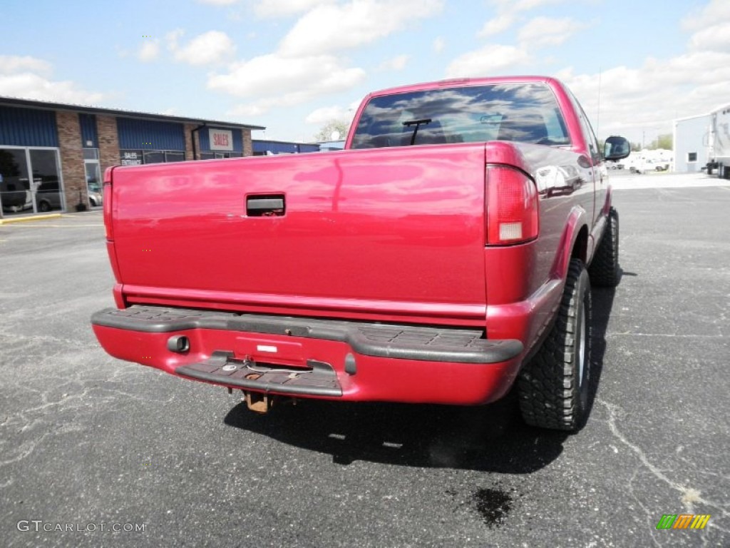 1998 S10 LS Extended Cab 4x4 - Medium Red Metallic / Graphite photo #16