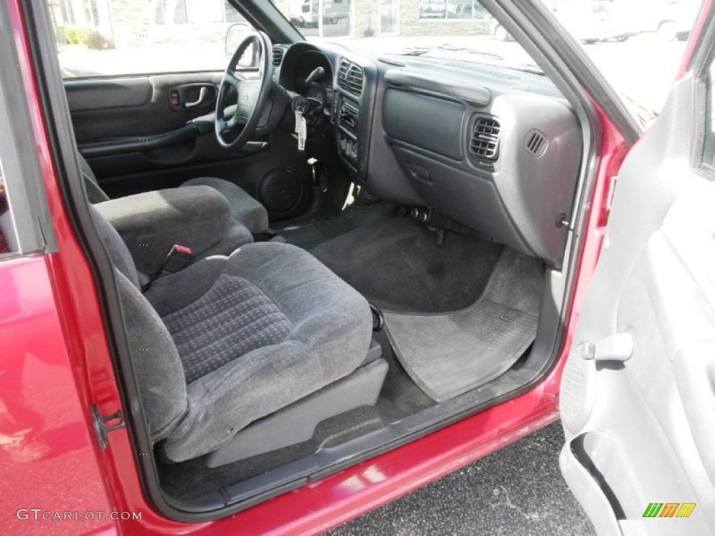 1998 S10 LS Extended Cab 4x4 - Medium Red Metallic / Graphite photo #17