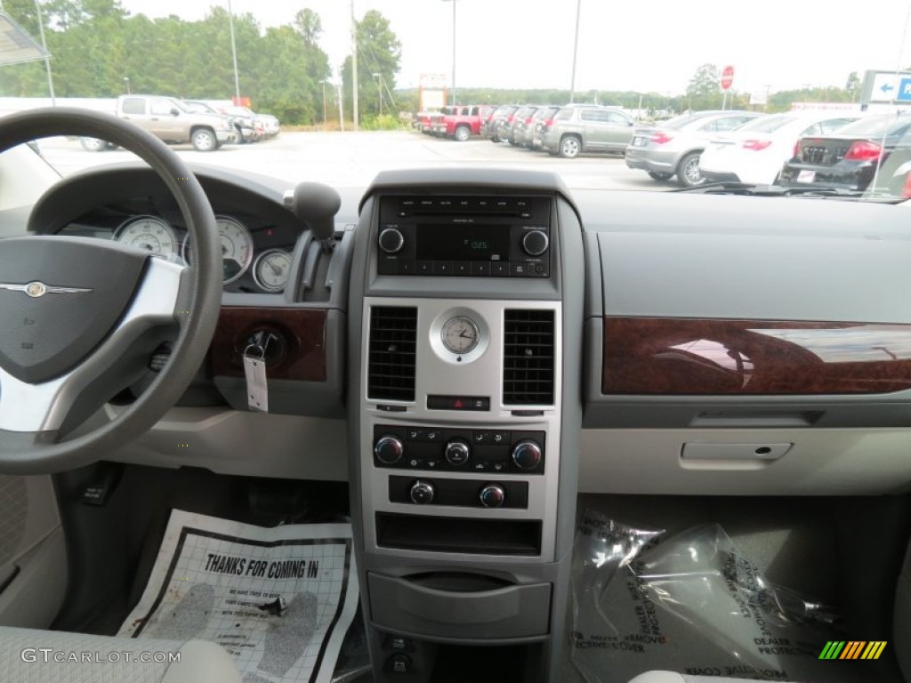 2010 Town & Country LX - Inferno Red Crystal Pearl / Medium Slate Gray/Light Shale photo #20