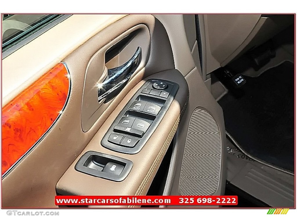 2013 Town & Country Touring - L - Brilliant Black Crystal Pearl / Dark Frost Beige/Medium Frost Beige photo #12