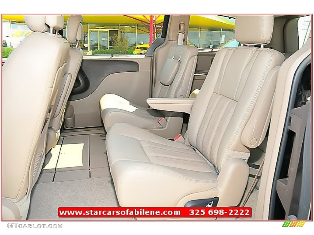 2013 Town & Country Touring - L - Brilliant Black Crystal Pearl / Dark Frost Beige/Medium Frost Beige photo #16