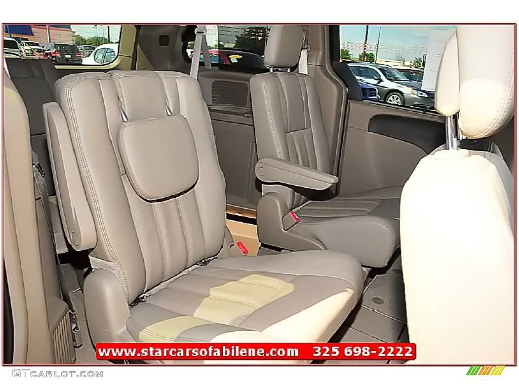 2013 Town & Country Touring - L - Brilliant Black Crystal Pearl / Dark Frost Beige/Medium Frost Beige photo #19