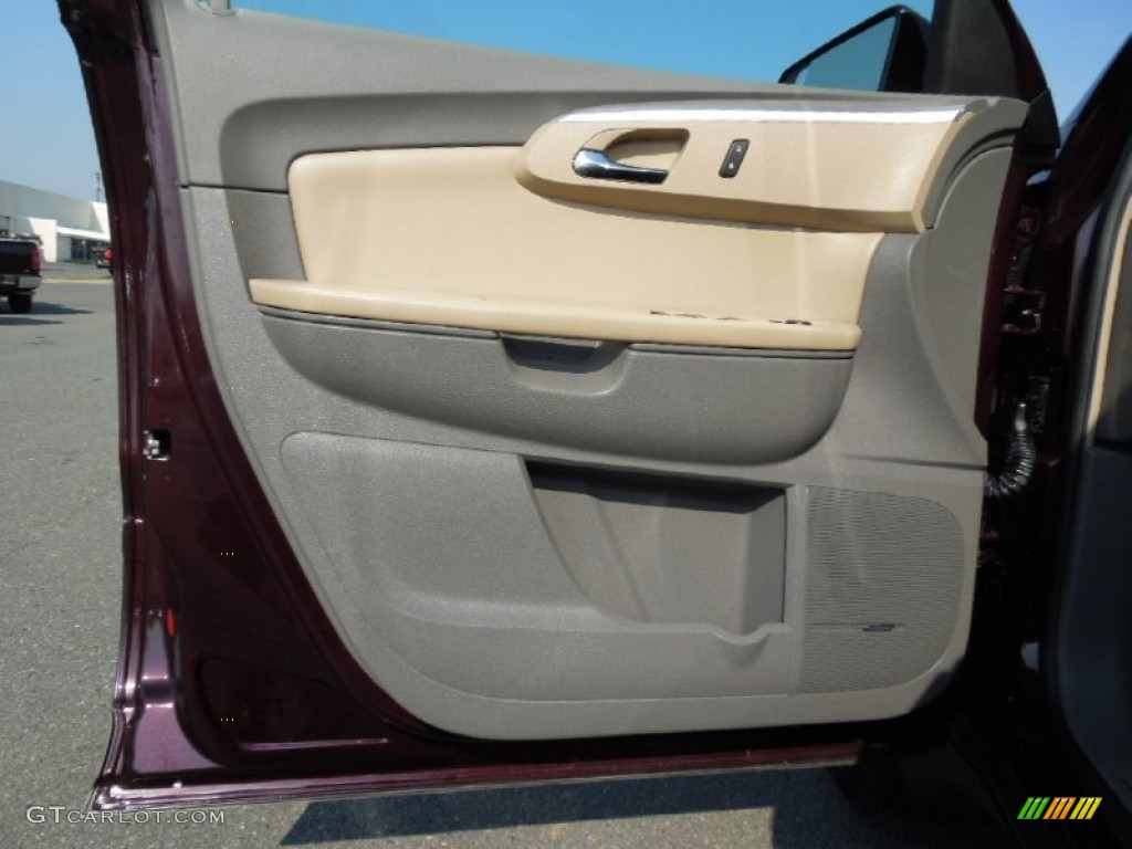 2009 Chevrolet Traverse LT Cashmere/Dark Gray Door Panel Photo #71932329
