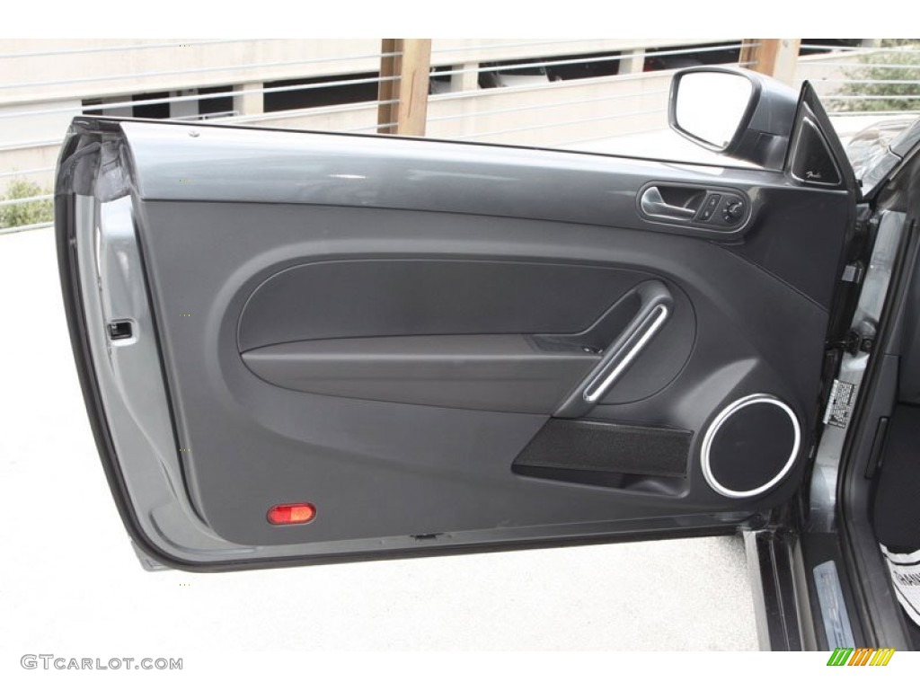 2012 Volkswagen Beetle 2.5L Titan Black Door Panel Photo #71938715
