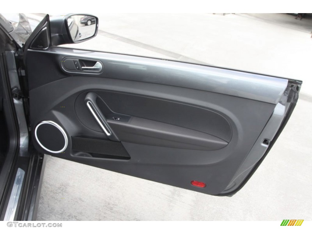 2012 Volkswagen Beetle 2.5L Titan Black Door Panel Photo #71939055
