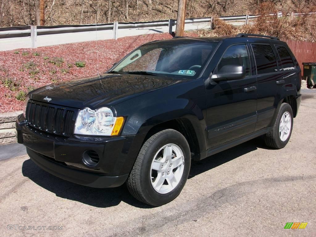 2005 Grand Cherokee Laredo 4x4 - Brilliant Black Crystal Pearl / Medium Slate Gray photo #1