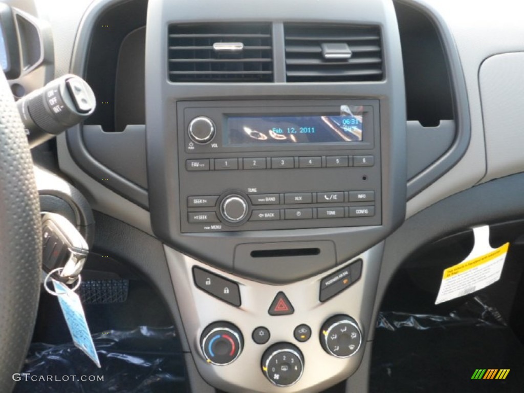 2013 Chevrolet Sonic LS Hatch Controls Photo #71989383