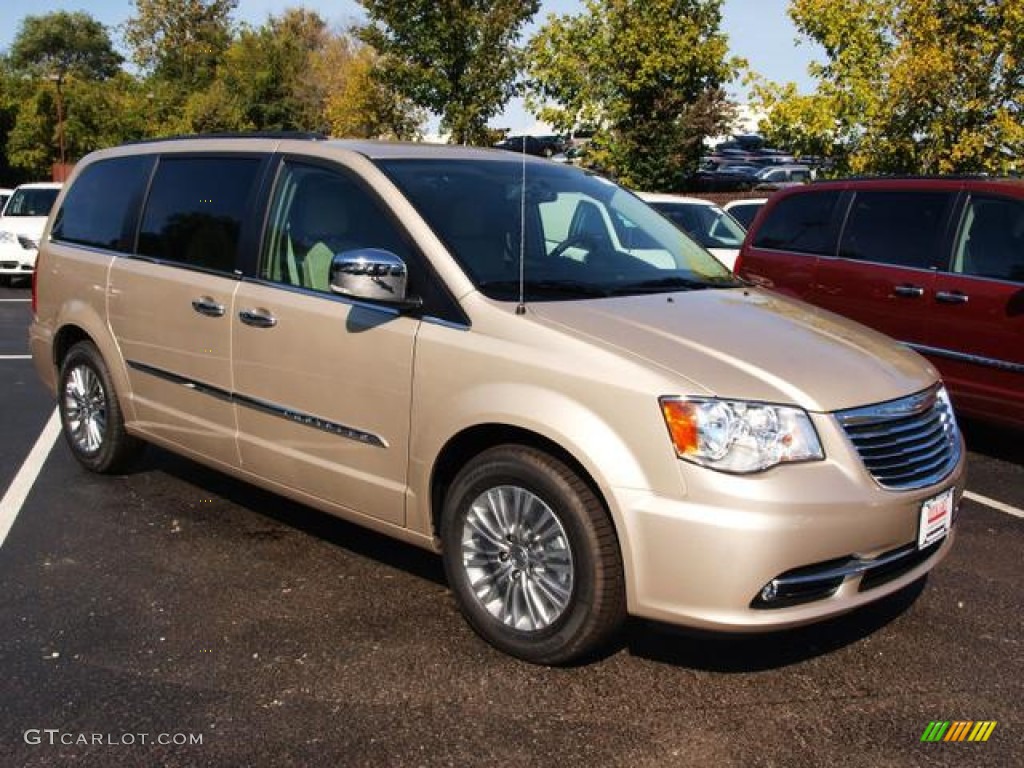 Cashmere Pearl 2013 Chrysler Town & Country Touring - L Exterior Photo #71991522