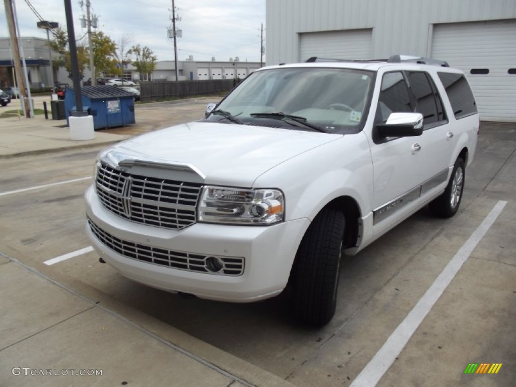 White Platinum Tri-Coat Lincoln Navigator