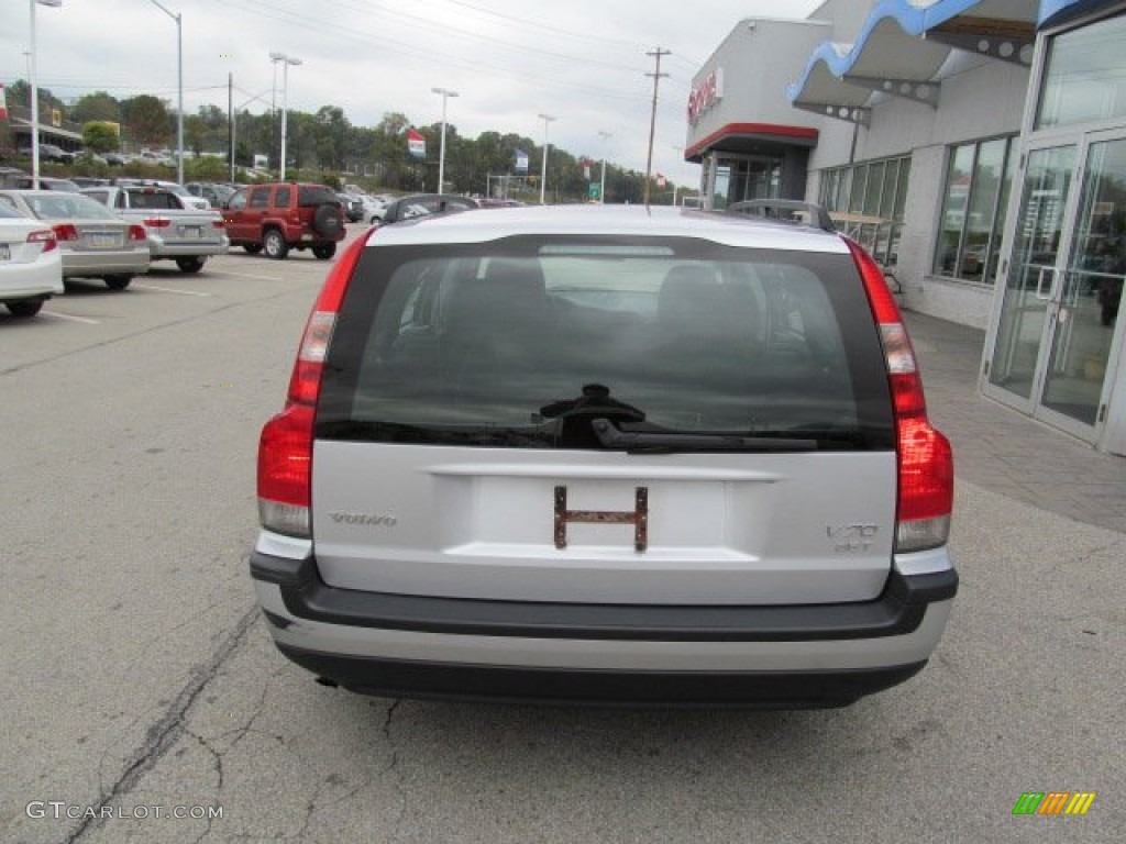 2004 V70 2.5T - Silver Metallic / Graphite photo #5