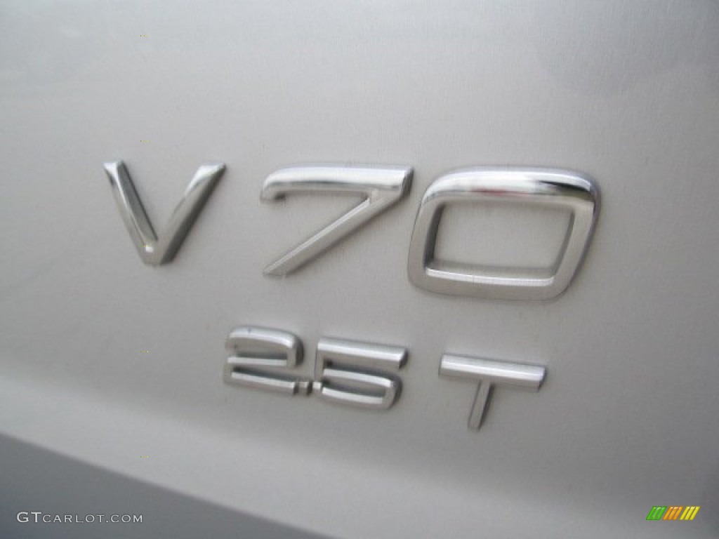 2004 V70 2.5T - Silver Metallic / Graphite photo #6